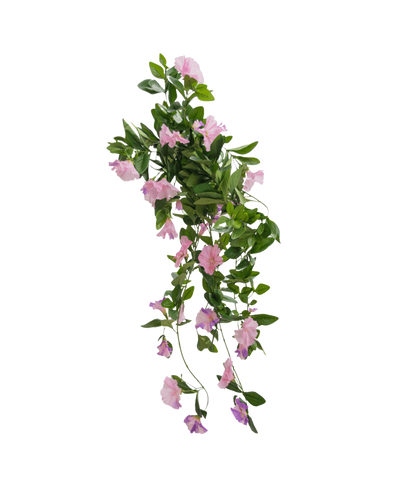 De Kunst hangplant Petunia 70 cm heeft groene bladeren en paarse trompetvormige bloemen tegen een effen witte achtergrond.