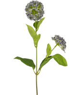 De Kunstbloem Sneeuwbal/Viburnum 70 cm paars heeft een enkele stengel met twee trossen kleine, lichtpaarse bloemen en enkele groene bladeren tegen een witte achtergrond.
