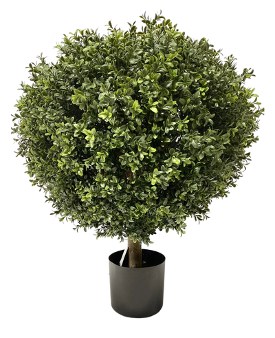 De Kunst Buxus op stam UV d60 cm is een dichte, ronde kunst vormsnoei met kleine groene blaadjes en een zichtbare enkele stam, netjes getrimd tot een bol en geplaatst in een eenvoudige zwarte pot.