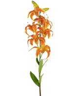 De Kunstbloem Martagon Lelie 78 cm oranje heeft een enkele steel met meerdere levendige oranje leliebloemen en groene bladeren, tegen een effen witte achtergrond.