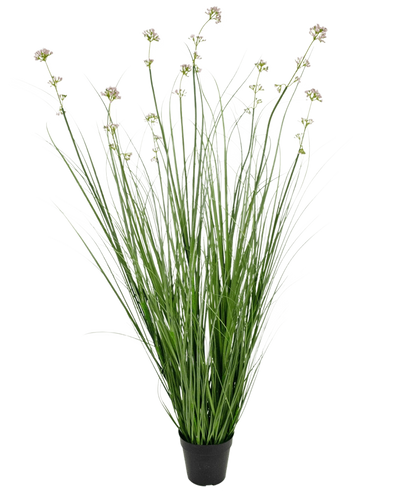De Kunstgras Prei Bloem Uien Graspot 120cm brandvertragend heeft lange groene grasachtige bladeren en lange stelen met lichtpaarse bloemtrossen, perfect om levensecht groen toe te voegen aan elke ruimte.