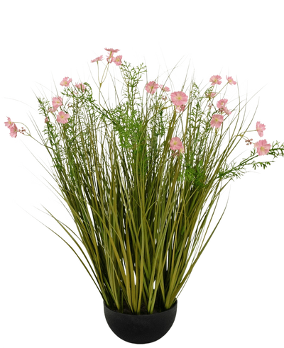 De Kunstgras roze Gesang Bloem uiengraspot is een 90cm hoge, vlamvertragende kunstplant met lange groene grasachtige bladeren en roze bloemen in een ronde zwarte pot, afgebeeld tegen een witte achtergrond.