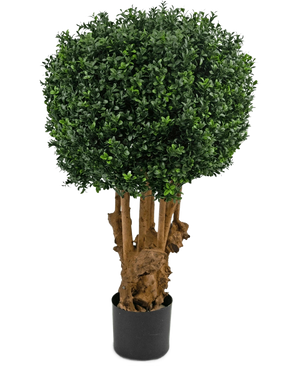 De Kunst Buxusbal Hout Romeinse stijl UV 90 cm is een kunst vormboom met een dichte ronde bol van groene bladeren op bruine stammen in een zwarte cilindervormige plantenbak.