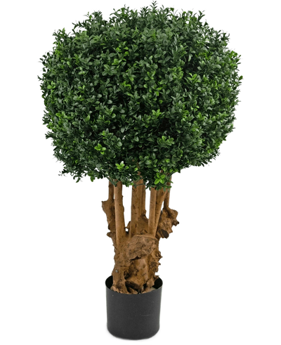 De Kunst Buxusbal Hout Romeinse stijl UV 90 cm is een kunst vormboom met een dichte ronde bol van groene bladeren op bruine stammen in een zwarte cilindervormige plantenbak.