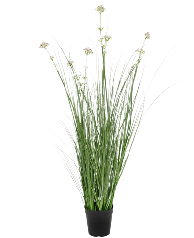 De Kunstgras Prei Bloem Uien Graspot 90cm brandvertragend heeft lange, dunne groene bladeren en bleke bloemtrossen in een zwarte pot, tegen een effen witte achtergrond.