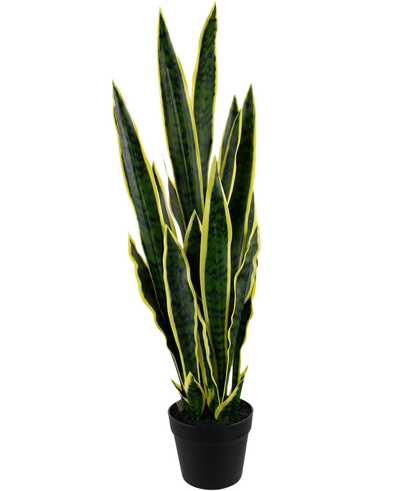 De Kunstplant Sansevieria Laurentii 92 cm in sierpot heeft hoge, opstaande groene bladeren met gele randen, tegen een effen witte achtergrond.
