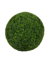 De Kunstplant Buxus romeinse stijl UV D65cm is een perfect ronde kunstvorm bal met kleine, dichte groene bladeren, perfect voor decoratief gebruik binnen of buiten.