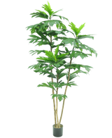 De Kunstplant Nangka 180 cm is een hoge kunstplant met meerdere slanke bruine stengels en grote, glanzend groene bladeren in een kleine zwarte pot, afgebeeld tegen een effen witte achtergrond.