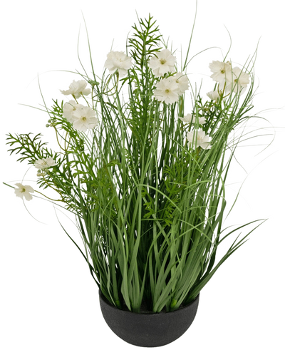 De Kunstgras witte Gesang Bloem uiengraspot (56cm, brandvertragend) heeft hoge, grasachtige groene bladeren en delicate witte bloemen in een zwarte pot voor een weelderige, natuurlijke uitstraling.