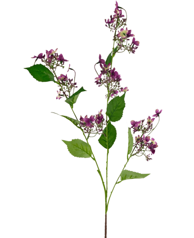 De Kunstbloem Wilde Hortensia 86 cm paars heeft een enkele steel met meerdere trossen kleine paarse bloemen en groene bladeren, geïsoleerd op een witte achtergrond.