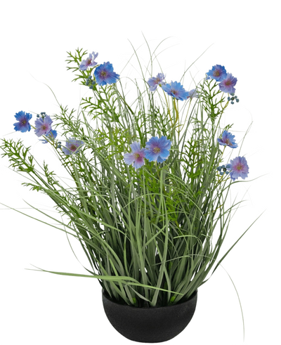 Een zwarte pot met Kunstgras paarse Gesang Bloem uiengraspot 56cm brandvertragend, met hoge groene grasachtige bladeren en blauwpaarse bloemen, tegen een effen witte achtergrond.
