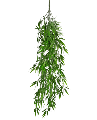 De Kunst hangplant Bamboe UV 80 cm heeft lange, slanke groene bladeren die sierlijk naar beneden hangen aan de stengel, tegen een effen witte achtergrond.