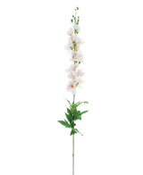 Een Kunstbloem Ridderspoor Real Touch champagnepa, 90 cm hoog, heeft een slanke stengel met kleine, lichtroze bloemen die verticaal bloeien en groene bladeren aan de basis, geïsoleerd op een witte achtergrond.