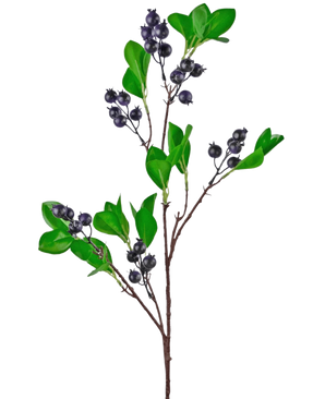 De Kunsttak Berry 76 cm paars heeft een tak met heldergroene bladeren en trossen kleine, ronde, donkerpaarse bessen tegen een effen witte achtergrond.