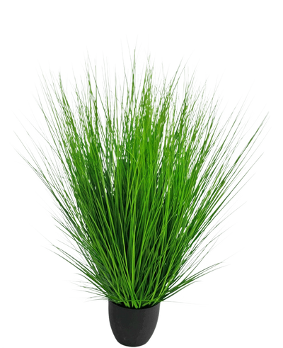 De Kunst Grasplant Ui 110 cm brandvertragend heeft lange, dunne, levendige groene sprieten die dicht op elkaar staan in een kleine zwarte pot, tegen een effen witte achtergrond.