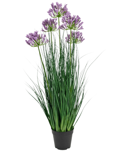 De Kunstgras paarse Agapanthus uiengraspot is een 90 cm hoge, brandvertragende kunstplant met lange groene bladeren en trossen paarse bloemen, weergegeven in een effen zwarte pot tegen een witte achtergrond.