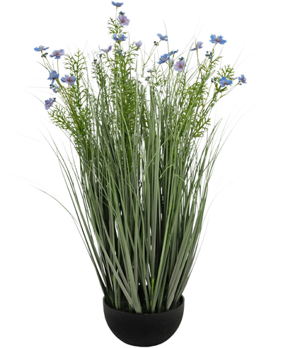 De Kunstgras paarse Gesang Bloem uiengraspot (90cm, brandvertragend) heeft hoog, dun groen kunstgras en delicate lichtpaarse bloemen in een zwarte pot, tegen een witte achtergrond.