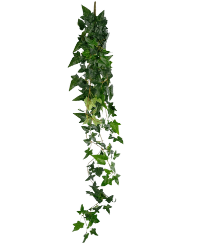 De Kunst hangplant Klimop Boston 120 cm groen heeft een weelderige, trapsgewijze streng van kunstmatige groene klimop met puntige bladeren, perfect om groen toe te voegen aan elke ruimte tegen een witte achtergrond.