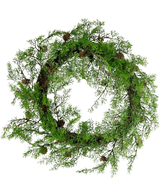 De Kunstkrans Grenen 50cm groen is een ronde krans gemaakt van groene dennentakken en kleine bruine dennenappels, gerangschikt in een natuurlijke, rustieke stijl tegen een witte achtergrond.