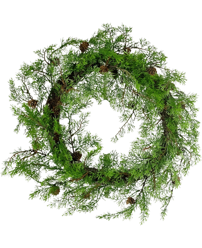 De Kunstkrans Grenen 50cm groen is een ronde krans gemaakt van groene dennentakken en kleine bruine dennenappels, gerangschikt in een natuurlijke, rustieke stijl tegen een witte achtergrond.