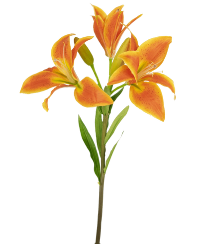 De Kunstbloem Aziatische Lelie 66 cm oranje heeft een enkele steel met drie open oranje lelies, een ongeopende knop en groene bladeren tegen een lichte achtergrond.