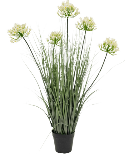 De Kunstgras witte Agapanthus uiengraspot 90cm brandvertragend is een kunstplant in pot met hoge groene bladeren en zes trossen kleine, lichtgele bloemen op lange stelen, tegen een effen witte achtergrond.