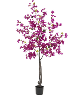 De Kunstplant Bougainvillea 180 cm Paars heeft donkere takken, levendige paarse bloemen en groene bladeren in een zwarte pot - perfect als kleurrijke kunstplant voor je woonkamer.