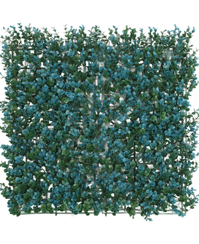 De Kunsthaag Buxus blauw 50x50 cm UV is een dicht vierkant paneel van kunstmatige groene bladeren en kleine blauwe bloemen op een rasterdrager, van bovenaf gezien tegen een witte achtergrond.