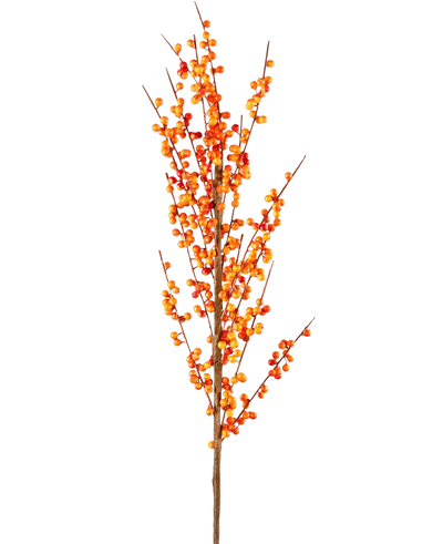 De Kunsttak Ilex 100 cm oranje heeft een enkele hoge tak met veel kleine oranje bessen aan slanke bruine stelen, tegen een effen witte achtergrond.