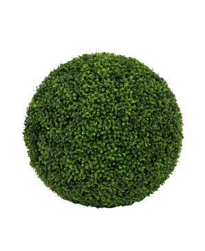 De Kunstplant Buxus romeinse stijl UV D55cm is een perfect ronde, dichte groene kunstvorm bal met kleine blaadjes, die lijkt op een gesnoeide struik, afgebeeld tegen een effen witte achtergrond.