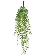 De Kunst hangplant Vetplant 76 cm heeft groene bladeren en dunne stengels tegen een effen witte achtergrond.