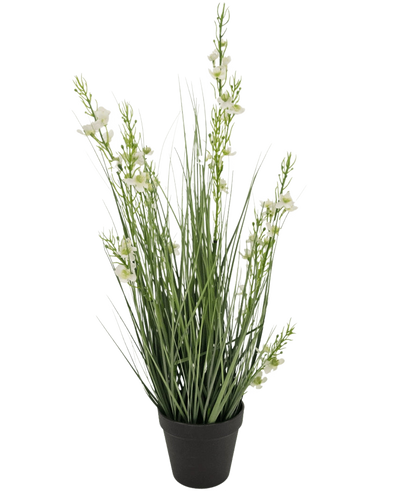 De Kunstgras Gierst Uien graspot 65cm brandvertragend heeft hoge, slanke groene grasachtige bladeren en verschillende stelen met kleine witte bloemen in een zwarte pot, tegen een effen witte achtergrond.