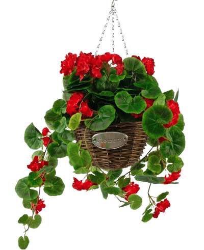 De Kunstbegonia Rood in Mand UV 70cm heeft levendige rode kunstbegonia's en weelderige groene bladeren in een gevlochten mand met slingerende stelen, hangend aan een metalen ketting en afgewerkt met een kleine ovale plaquette met de tekst "Flowers.
