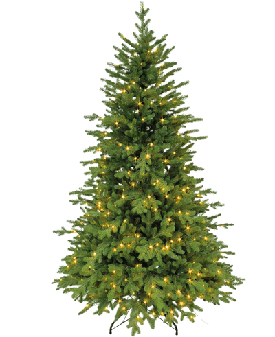 De kunstkerstboom "Vinje" 100% PE - Smart LED is een groene kunstkerstboom met PE-naaldjes en kleine warmwitte lichtjes op een zwarte metalen standaard, die een real-touch look biedt tegen een effen witte achtergrond.