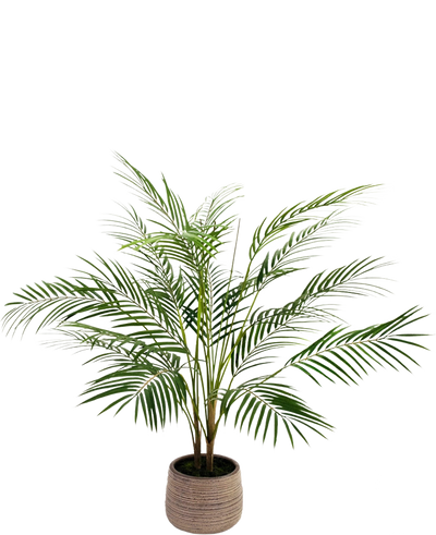 De Kunstpalm Chamaedorea 83 cm heeft lange, slanke groene bladeren en wordt geleverd in een ronde, beige plantenbak met textuur tegen een witte achtergrond.