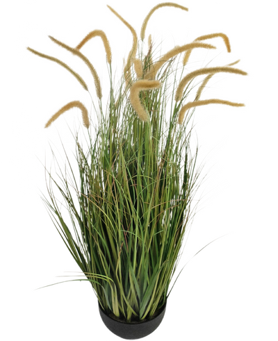 De Kunstgras Dogtail uiengrastak 110cm brandvertragend is een kunstgrasplant in pot met lange, smalle groene bladeren en hoge, donzige beige zaadhoofden, afgebeeld tegen een effen witte achtergrond.