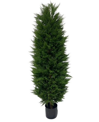 De Kunstplant Conifeer UV 180cm is een hoge, smalle kunst groenblijvende boom met dicht, donkergroen blad, afgebeeld tegen een witte achtergrond.