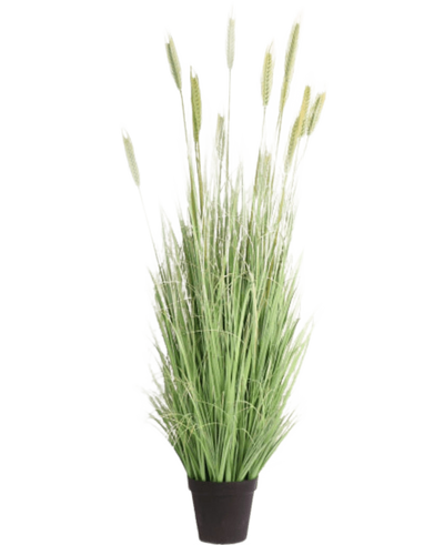 De Kunst Grasplant Groen 180 cm brandvertragend heeft lange, smalle groene bladeren en tarwe-achtige stengels, in een zwarte pot. Ideaal voor stijlvolle interieurdecoratie en bovendien brandvertragend. Afgebeeld tegen een witte achtergrond.