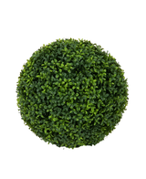 De Kunstplant Buxus romeinse stijl UV D40cm is een ronde, dichte kunst buxus vormsnoei met kleine glanzende groene blaadjes die lijken op echt groen, geïsoleerd afgebeeld op een witte achtergrond.