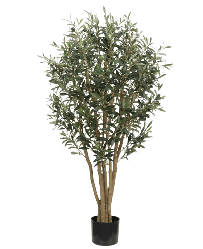 De Kunst olijfboom UV 120 cm heeft slanke lichtbruine stammen en dichte groene bladeren, is UV-bestendig voor blijvende schoonheid buitenshuis en wordt geleverd in een eenvoudige zwarte pot - ideaal als kunstplant buiten tegen elke achtergrond.