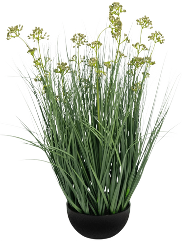 De Kunstgras Prei Bloem Ui Graspot 60cm brandvertragend heeft lange, dunne groene bladeren en lange stelen met geelgroene bloemtrossen in een zwarte pot, afgebeeld op een witte achtergrond.