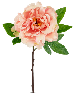 De Kunstbloem Pioenroos 61 cm zacht roze is een kunstmatige perzikroze pioenroosstengel met ruches in de bloemblaadjes, een geel hart en meerdere groene bladeren, afgebeeld tegen een witte achtergrond.