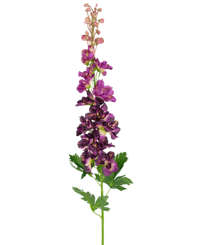 De Kunstbloem Delphinium Paars 79 cm heeft een enkele kunstmatige paarse ridderspoor steel met meerdere bloesems verticaal gerangschikt en groene, diep gelobde bladeren, tegen een effen witte achtergrond.