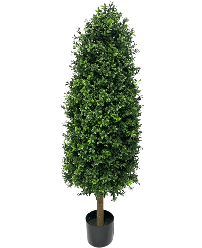 De Kunstplant Buxus Pyramide UV 120 cm is een hoge, kegelvormige kunstplant met dichte groene bladeren in een kleine zwarte pot, perfect voor elke tuin. Hij is voorzien van UV-bescherming om zijn levendige look te behouden tegen een effen witte achtergrond.
