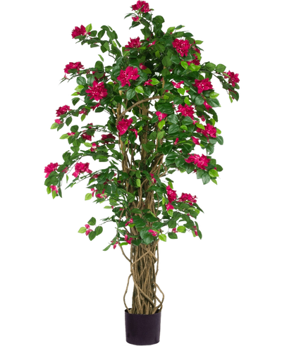 De Kunstplant Bougainvillea Liana Fuchsia 115 cm heeft weelderige groene bladeren en levendige fuchsia bloemen op ineengestrengelde stelen in een zwarte plantenbak, die een mediterrane sfeer toevoegt aan elke ruimte tegen een witte achtergrond.