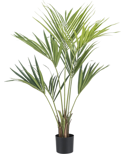 De Kunstpalm Kentia 135 cm is een hoge, groene kunstpalm met lange, slanke bladeren en meerdere stammen, in een pot tegen een effen witte achtergrond.