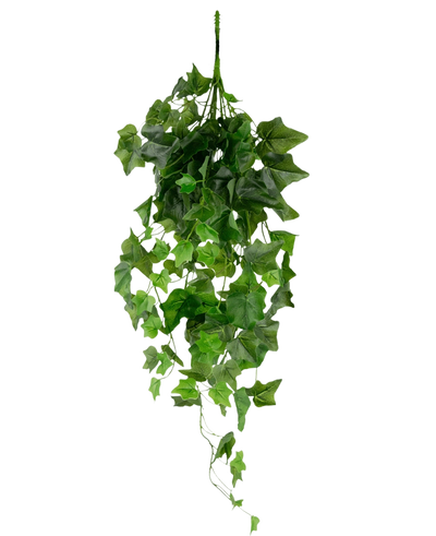 De Kunst Klimop 70 cm groen heeft kunstmatige groene klimopbladeren aan slingerende wijnranken, hangend tegen een effen witte achtergrond.