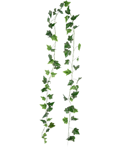 Twee lange Kunst Klimop Slinger 180 cm groen/wit strengen kunstklimop hangen verticaal tegen een effen witte achtergrond.