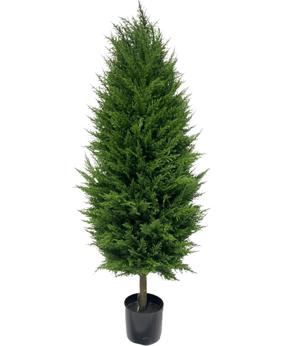 De Kunstplant Conifeer deluxe UV 120 cm heeft dicht, donkergroen blad en staat rechtop in een zwarte kunststof pot - perfect als UV-bestendige kunstplant voor je tuinstuk.