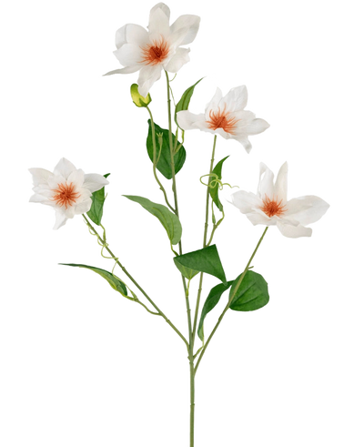 De Kunstclematis Real Touch Wit 88cm heeft een steel met vier witte bloemen met oranje hart en verschillende groene bladeren aan slanke takken, tegen een effen witte achtergrond.